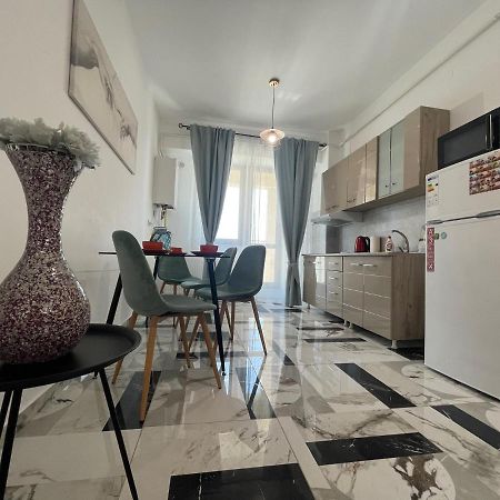 Family Apartment Near Palas Mall Iasi Ngoại thất bức ảnh